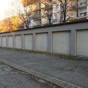 garage avec emplacement de parking devant.